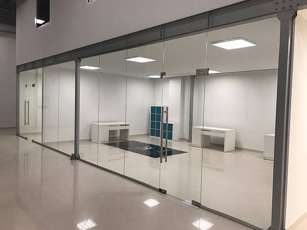 Одностворчатая противопожарная дверь со стеклом