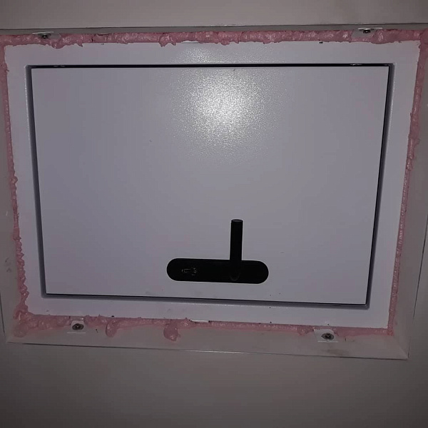 Белый противопожарный люк с ручкой